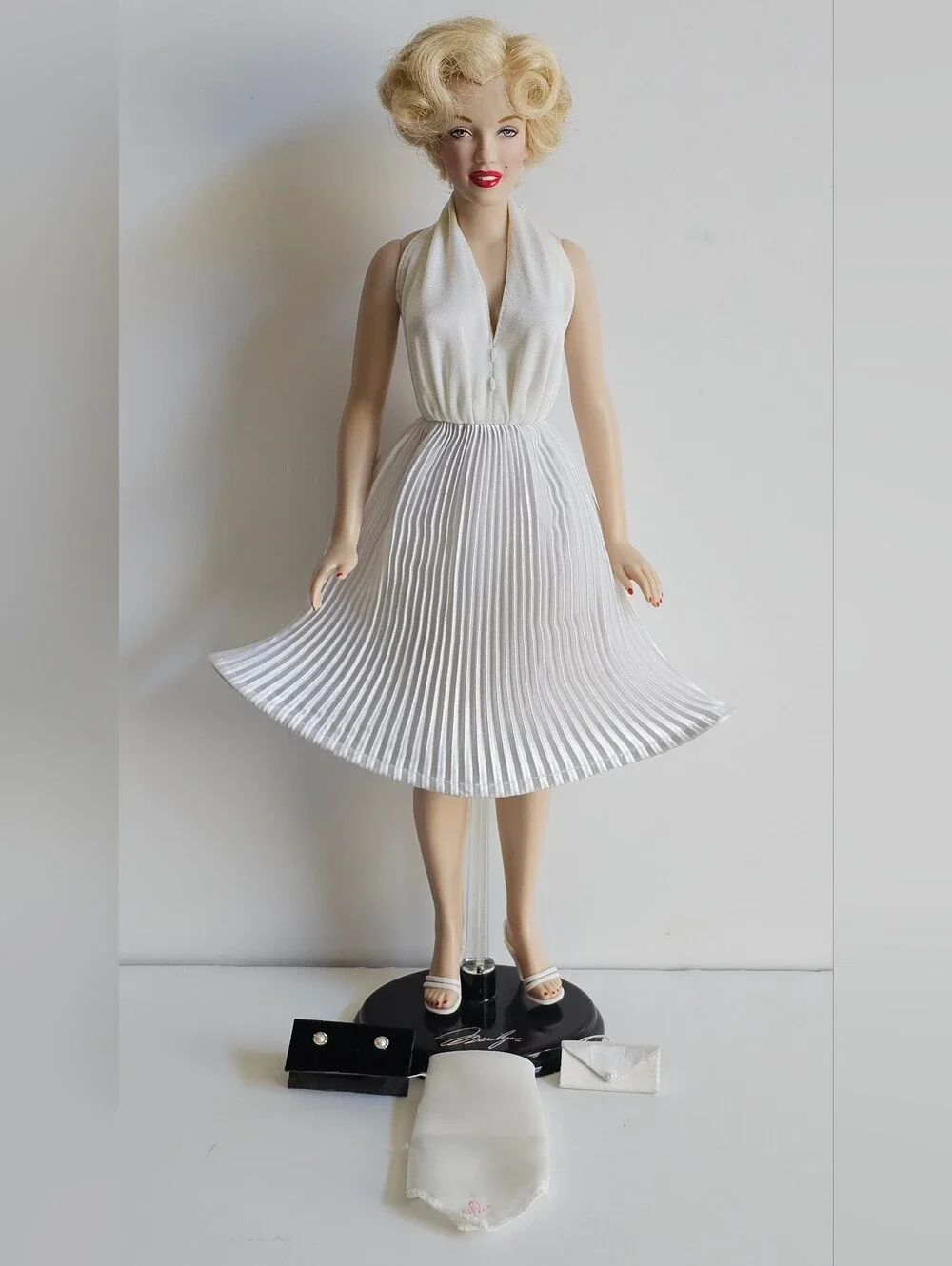 Franklin Heirloom Dolls “Seven Year Itch” Marilyn Monroe 17” Iconic Scene 1990's